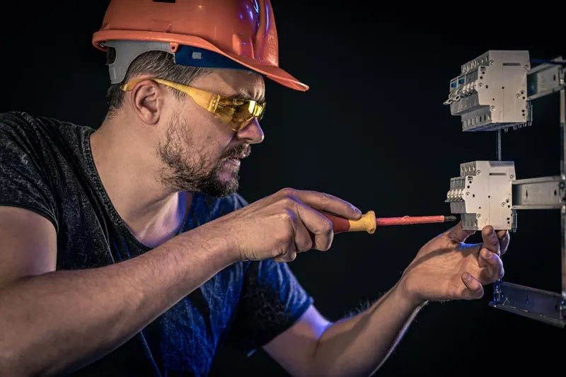 Curso de Instalador Electricista de Baja Tensión + especialidad de fotovoltaica igual o superior a 10KW – Carnet Oficial en Granada